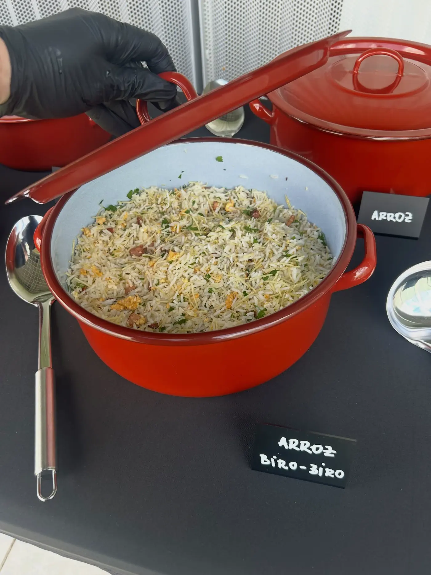 Panela vermelha com arroz Biro-Biro no buffet