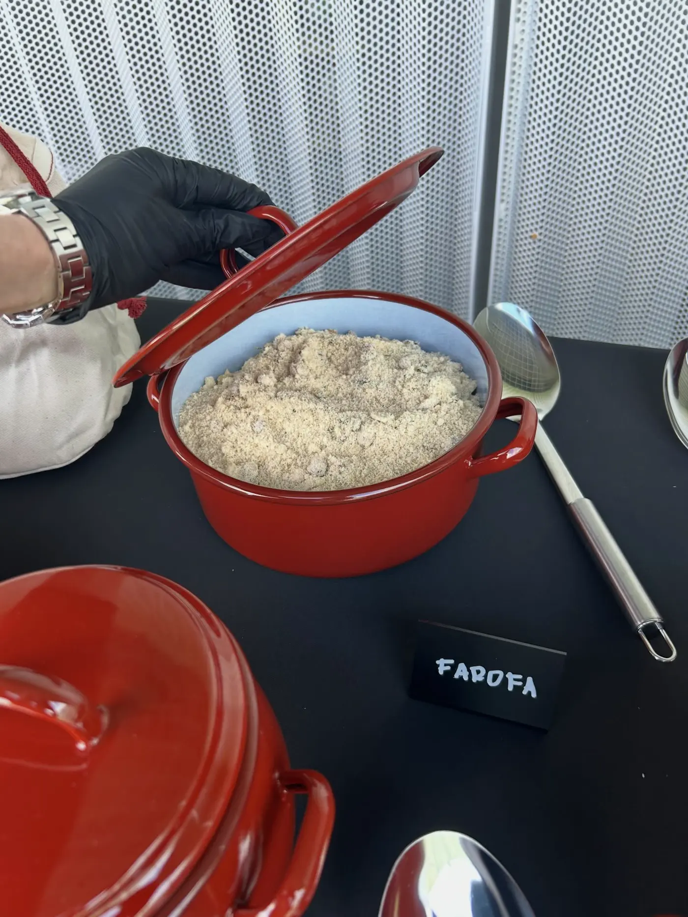 Panela vermelha aberta com farofa