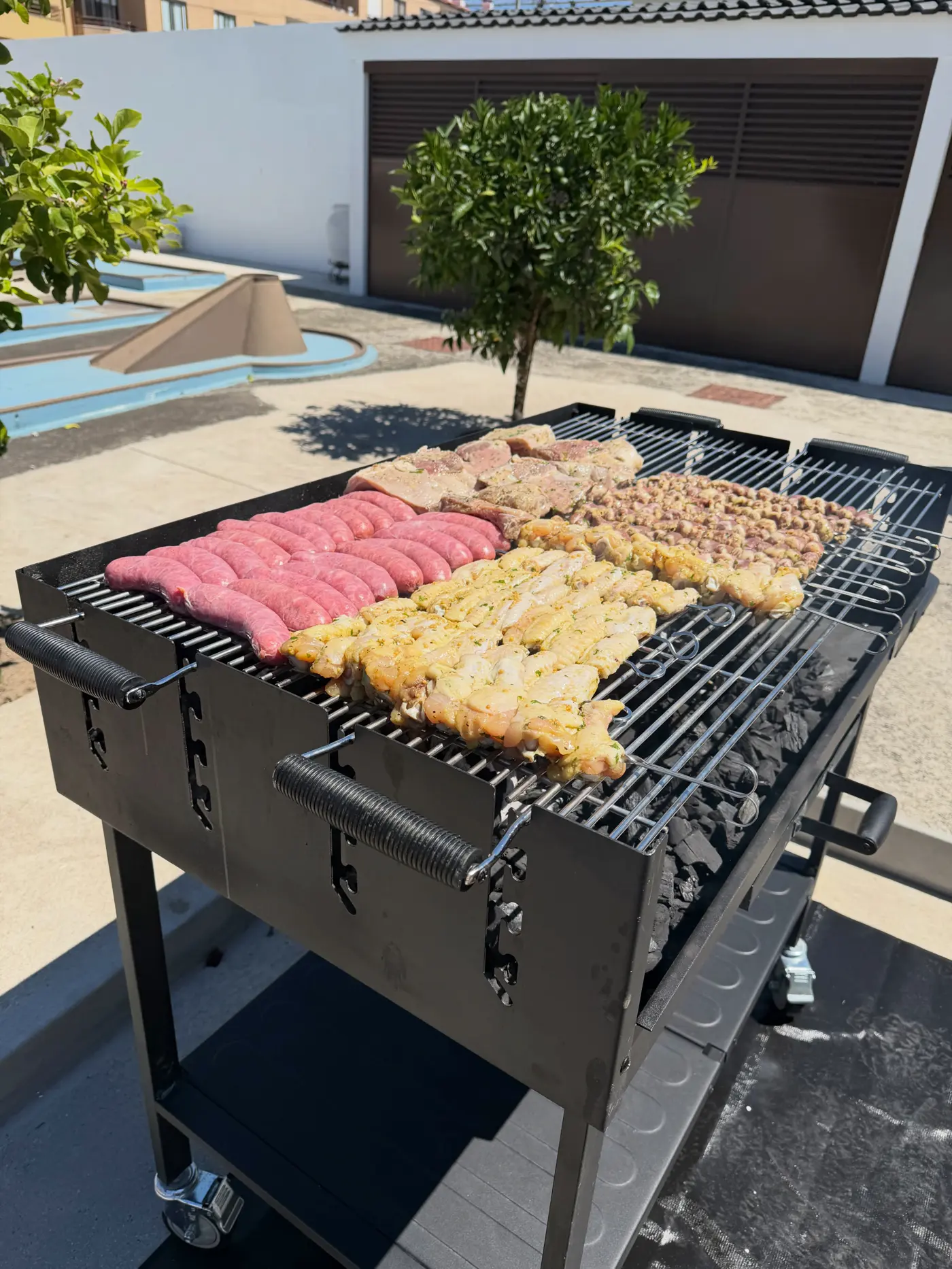 Grelha ao ar livre com linguiça e frango num evento
