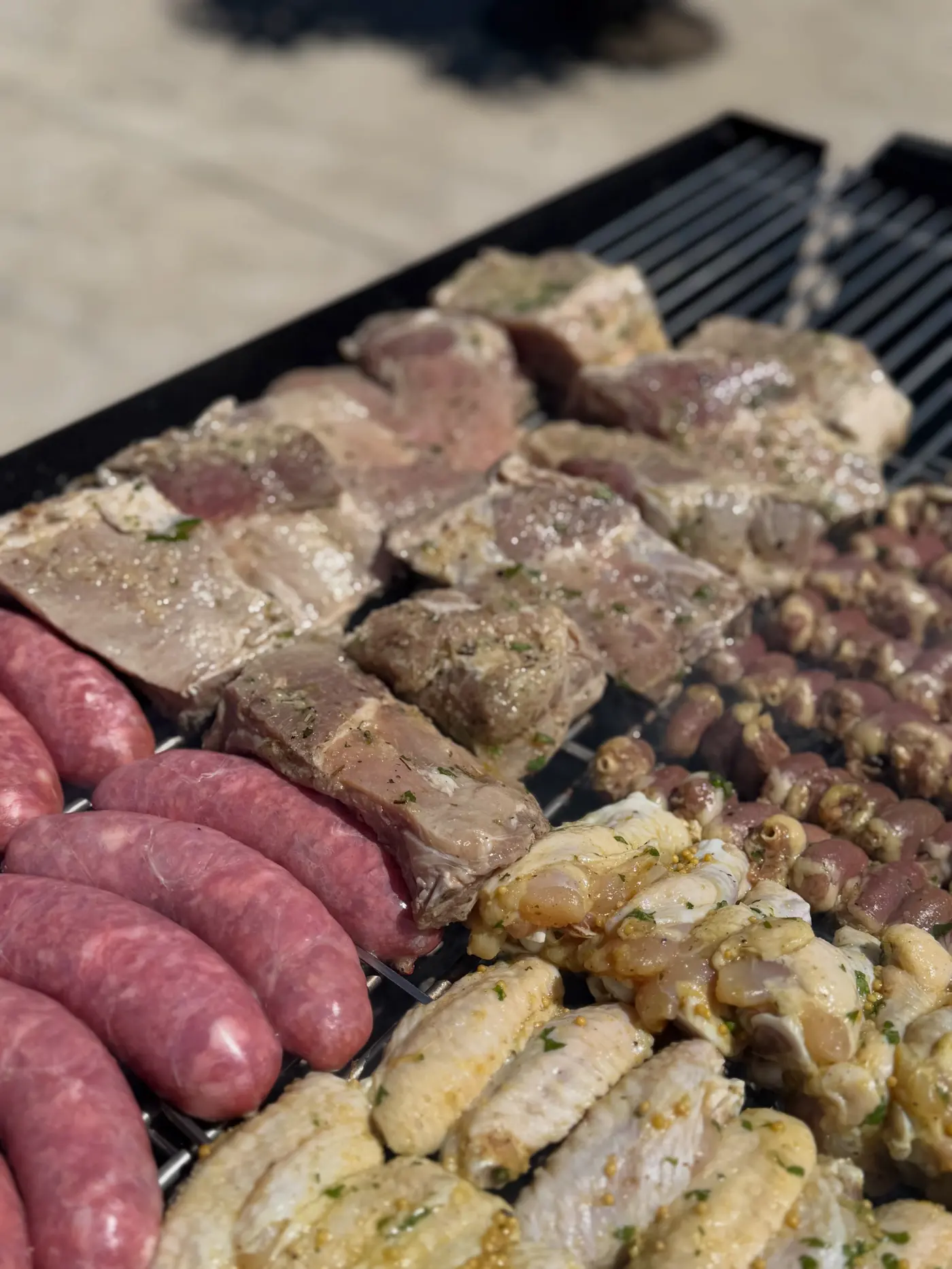 Grelha cheia de carnes variadas e linguiça