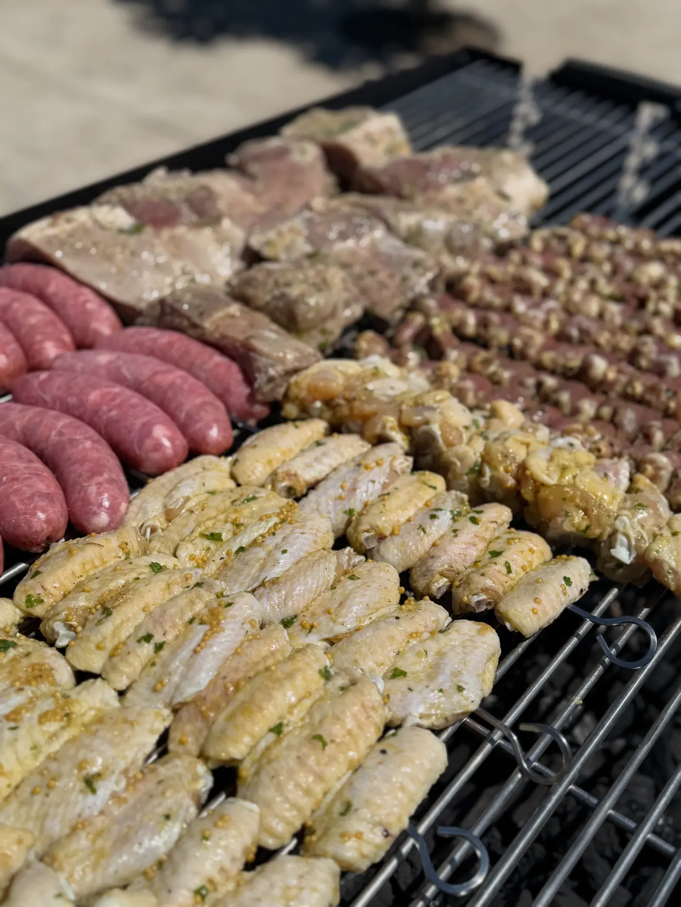 Linguiça e asas de frango temperadas na grelha