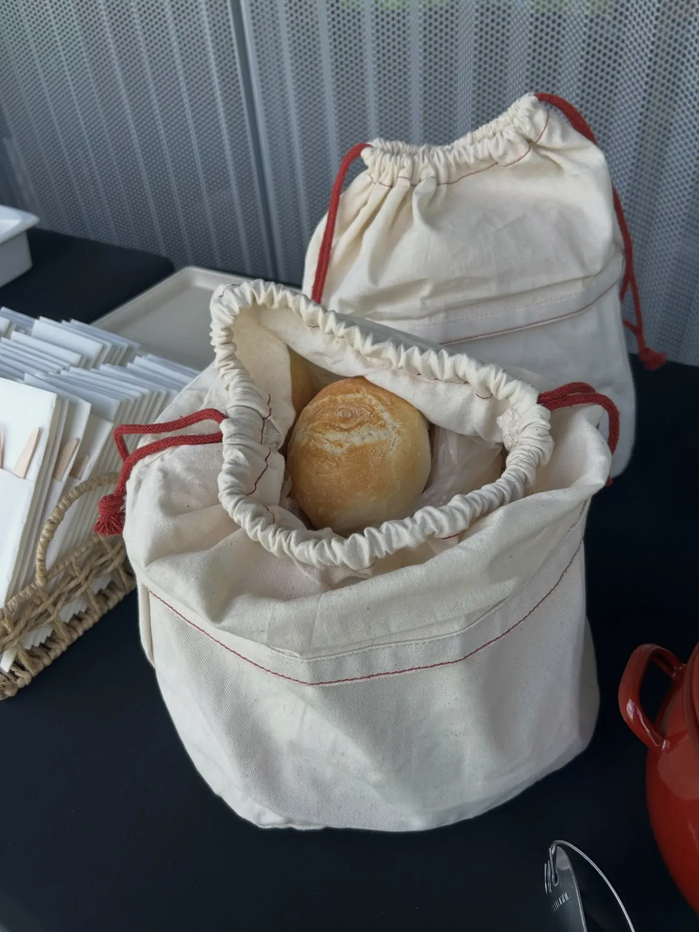 Pão em saco de pano no buffet