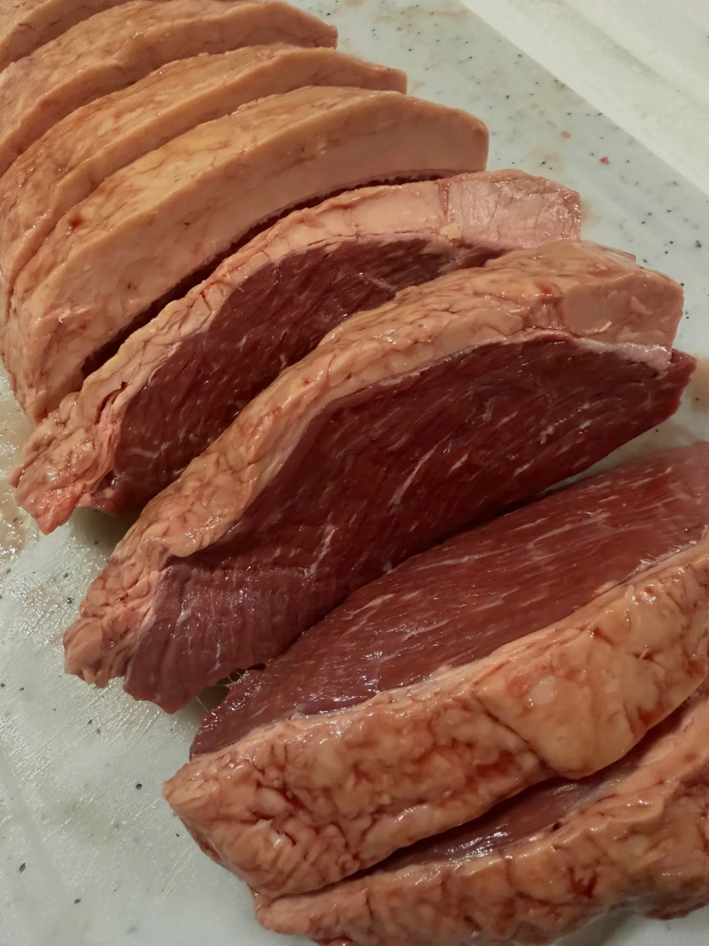 Cortes de picanha crua prontos para a grelha