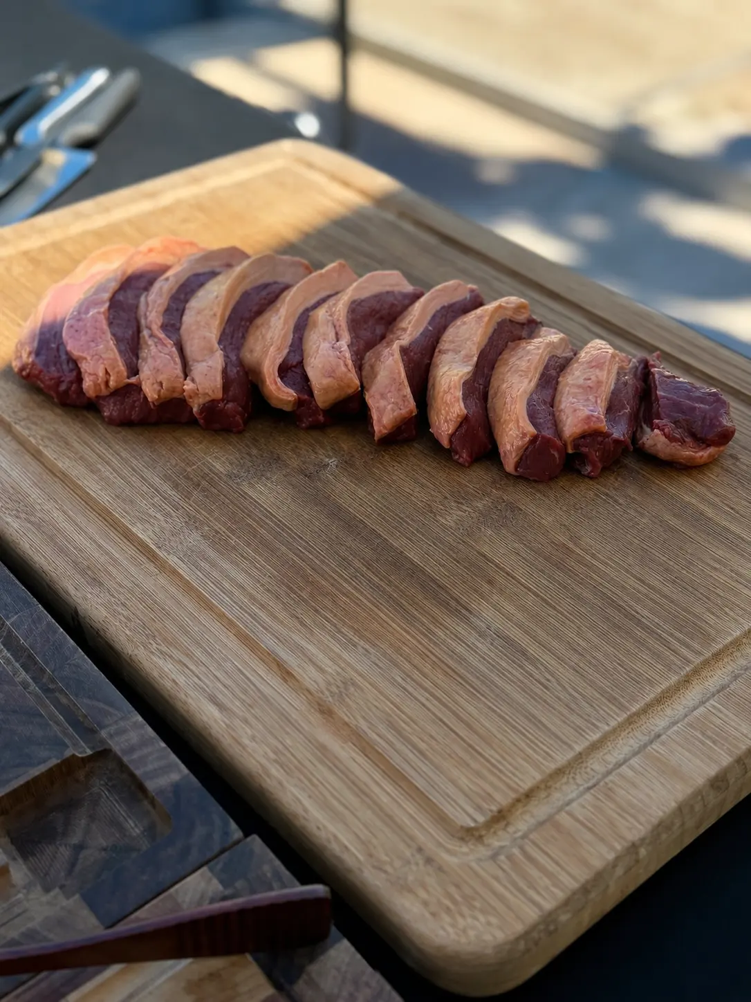 Picanha fatiada numa tábua de madeira
